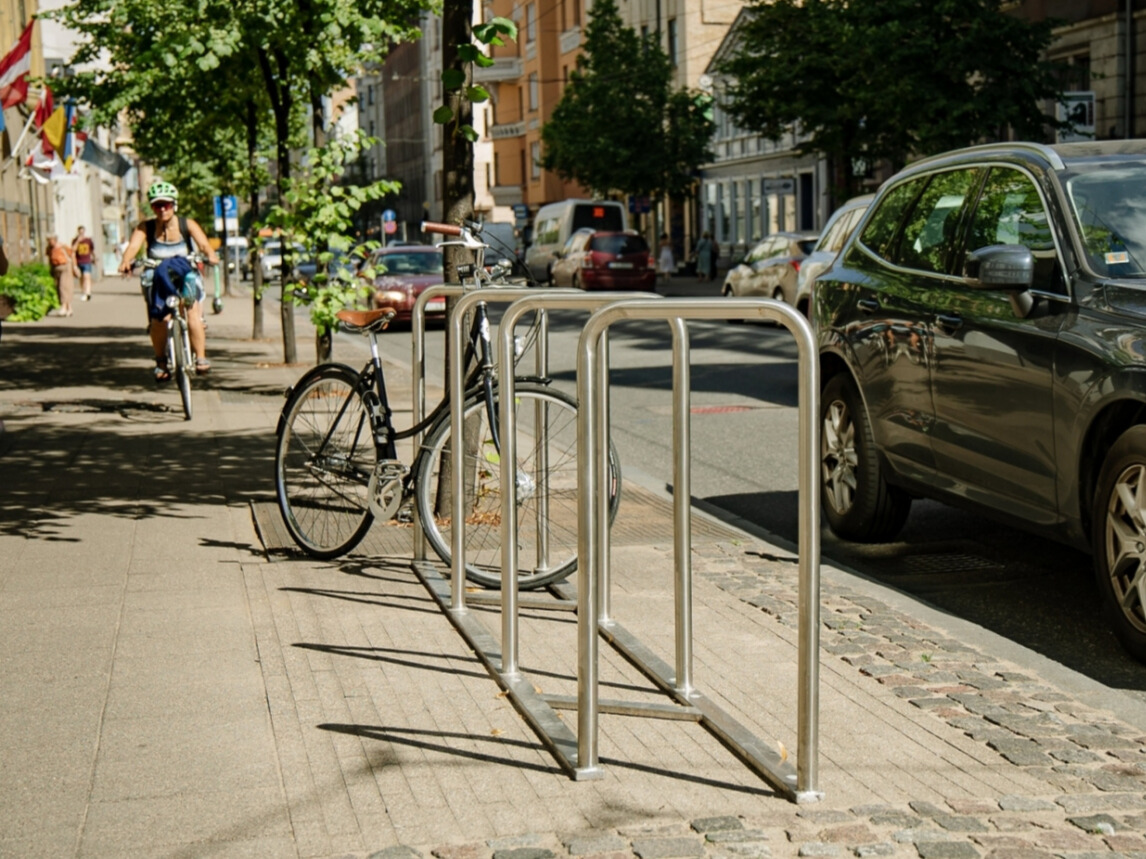 Aicini uzlabot Rīgu – iesaki vietas, kur vajadzīgas jaunas velo novietnes!