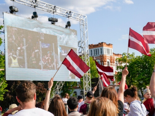 Rīgas pašvaldība atļaus TV ekrānus un rolbārus kafejnīcu terasēs arī Pasaules kausa kvalifikācijas laikā